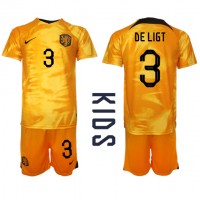 Camiseta Países Bajos Matthijs de Ligt #3 Primera Equipación Replica Mundial 2022 para niños mangas cortas (+ Pantalones cortos)